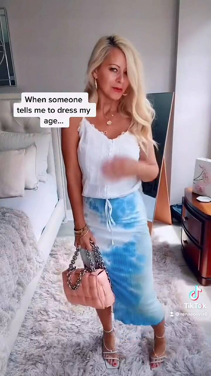 Una mujer de 51 años desafió las reglas de la moda en TikTok