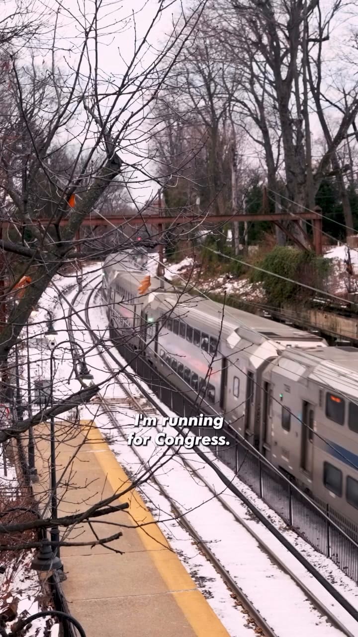 Mejia es hija de inmigrantes latinoamericanos y creció en Nueva Jersey