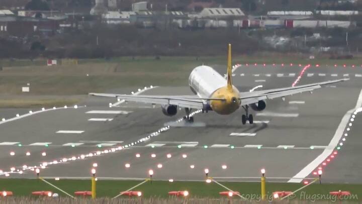 La aproximación de una aeronave de Ryanair, que finalmente no puede concretar el aterrizaje