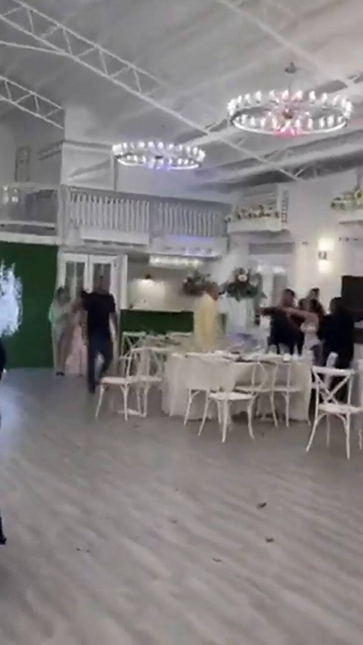 Entró a una boda y amenazó a los invitados