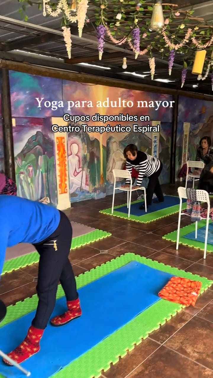 Yoga en silla: uno de los tipos de yoga recomendados para adultos mayores