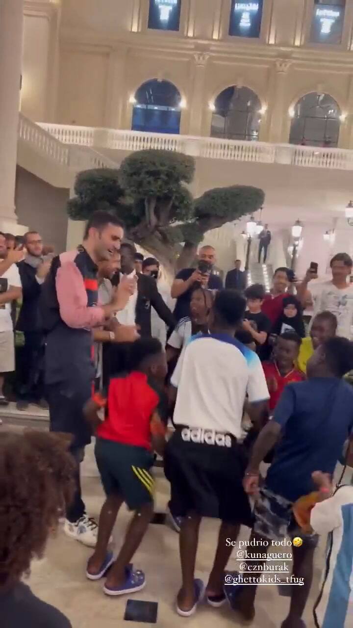 Kun Agüero visitó el restaurante del famoso cocinero CZN Burak en Qatar