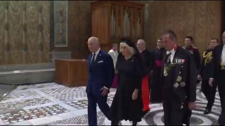 El rey Carlos III, jefe de la Iglesia de Inglaterra, se convirtió en el primer monarca británico en orar públicamente con un Papa