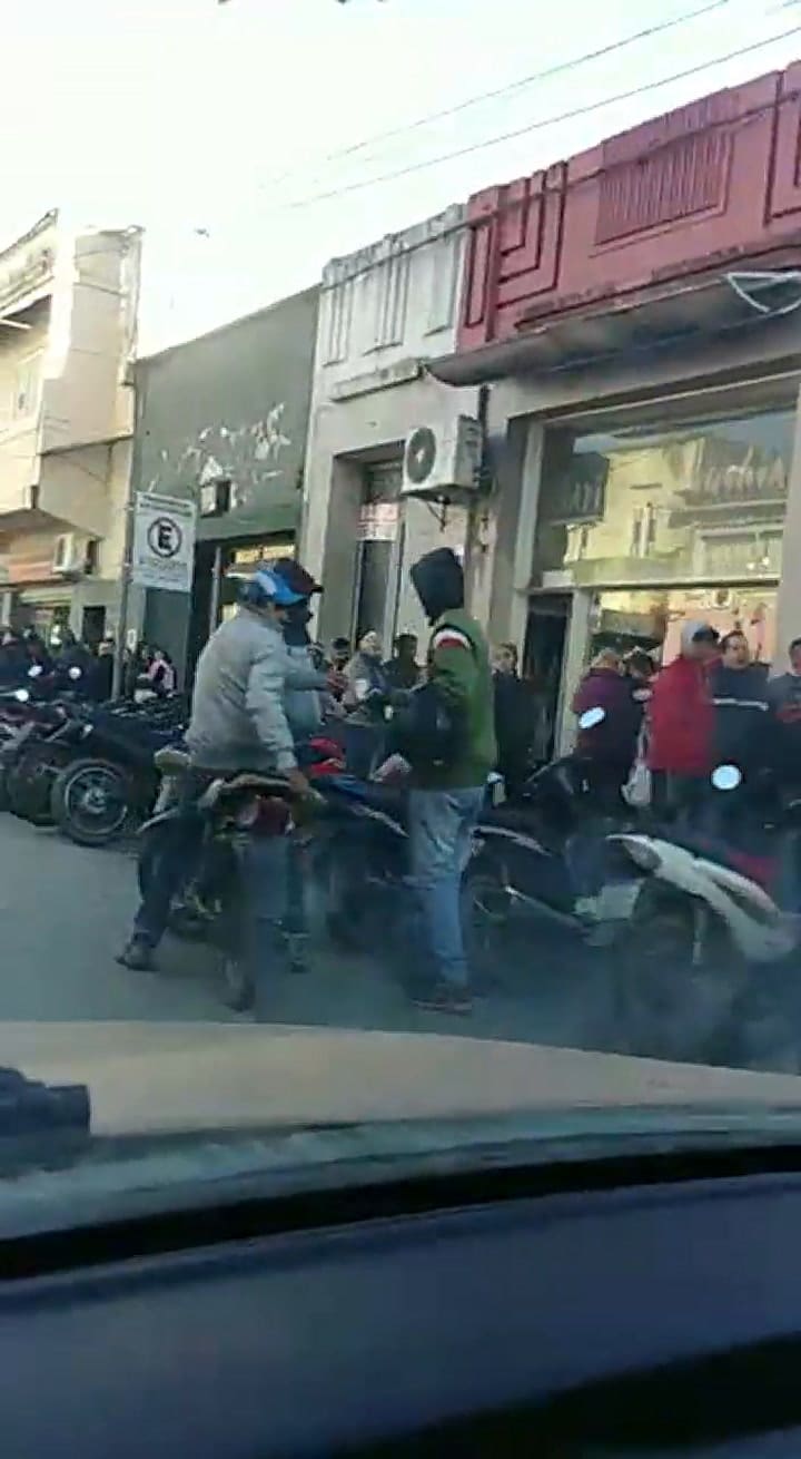 Filas para cobrar los subsidios del gobierno de Tucumán