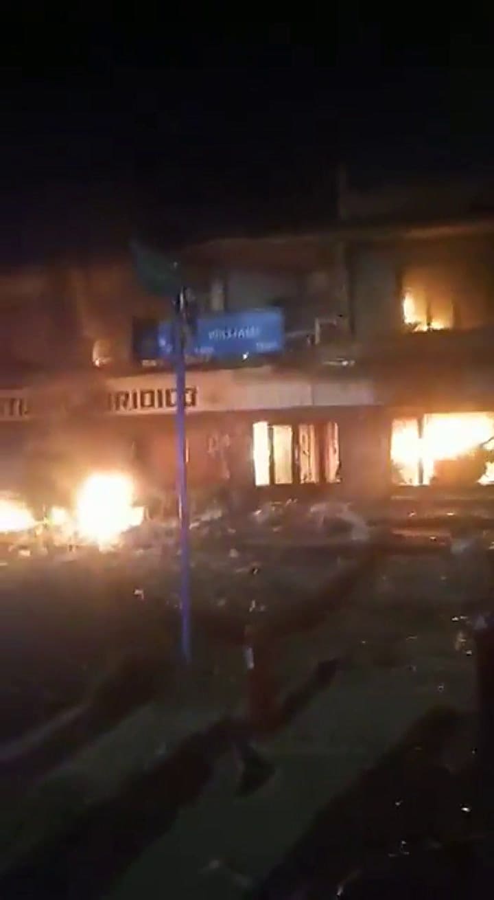 Los vecinos se acercaron a la casa que sufrió la explosión