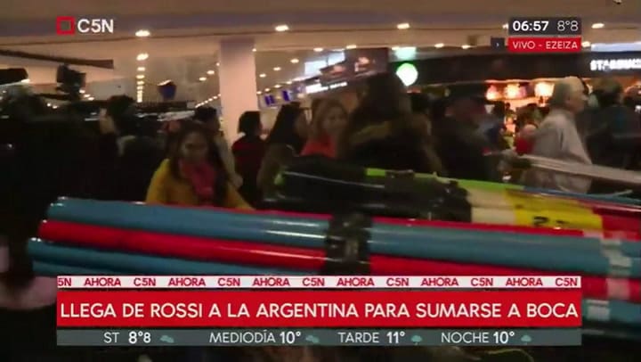 De Rossi fue recibido por los hinchas y la prensa en Ezeiza - Fuente: C5N
