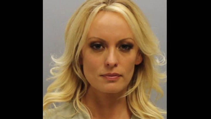 Detienen a actriz porno involucrada en escándalo con Trump - Fuente: AFP