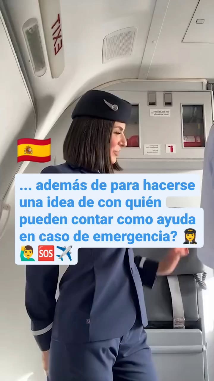 Una azafata desvela por qué siempre nos saludan al subir a un avión y no es por educación