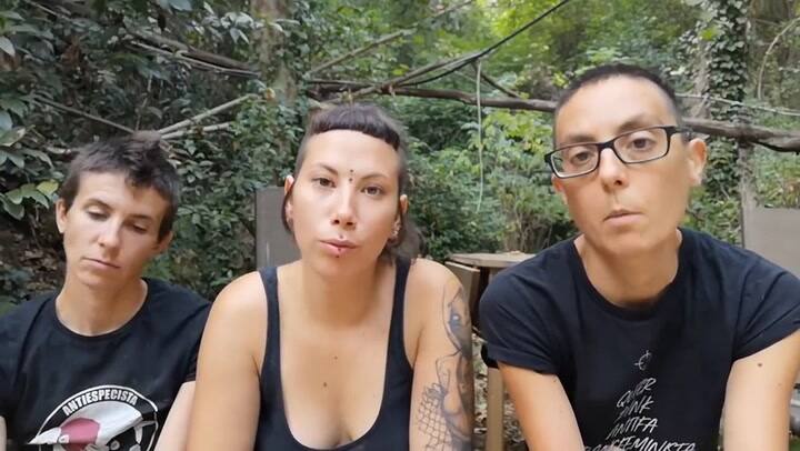 Veganas defienden los derechos de las gallinas en su santuario animal - Fuente: Youtube