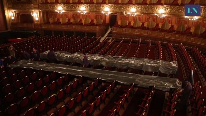 La bajada de la araña del teatro Colón para que le hagan la limpieza y cambio de lamparitas