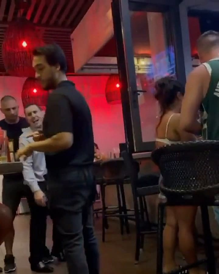 El terrible noqueo de un luchador de MMA a un hombre en un bar