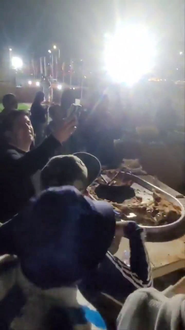 El canto de hinchas argentinos en la parrilla de un jeque