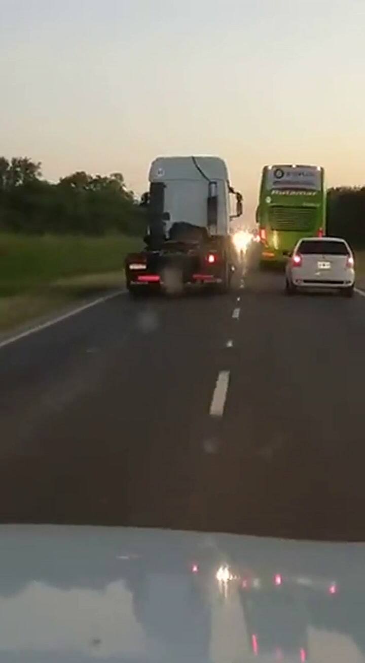 Registran una peligrosa maniobra de un camionero en Chaco