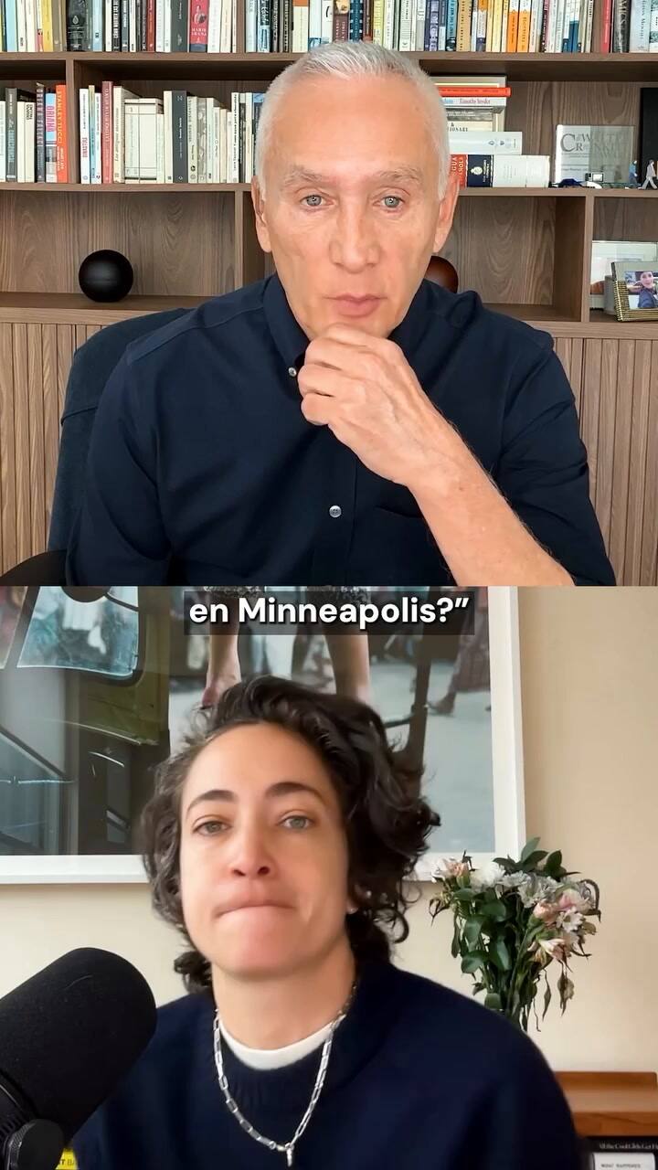 El comentario de Jorge Ramos y su hija Paola sobre el ICE en su podcast The Moment