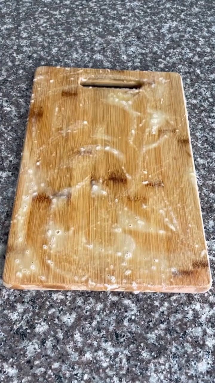 Mostró en TikTok el truco para limpiar la tabla de picar