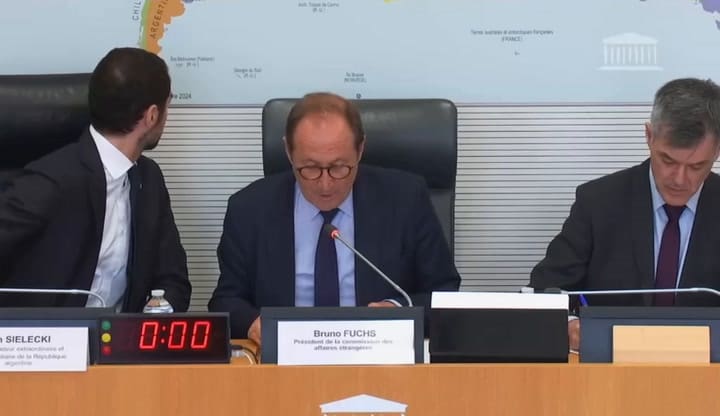 El momento en el que el embajador argentino en Francia nota que las Malvinas figuran como territorio británico