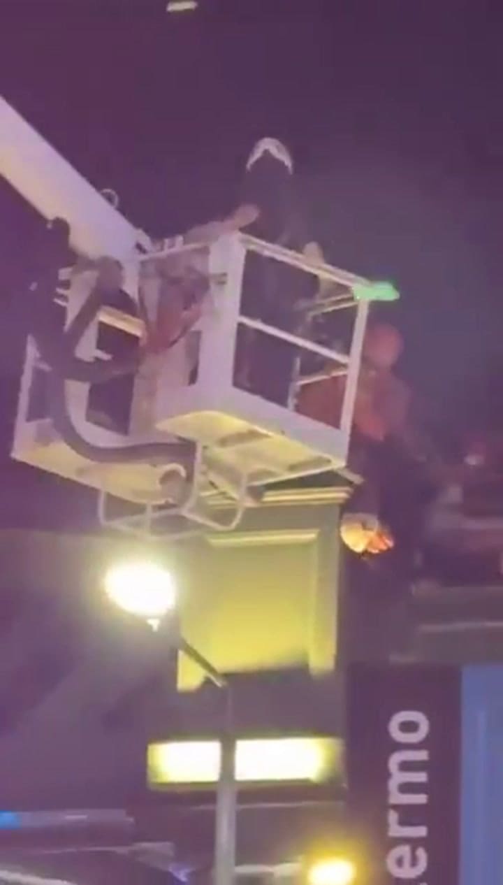 Separados en dos grupos, uno por adelante y otro por atrás, los agentes de rescaten lograron reducir al hombre