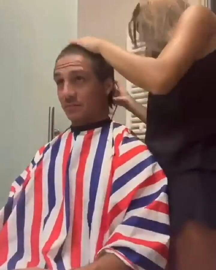 Así se rapó Kevin Mac Allister para donarlo