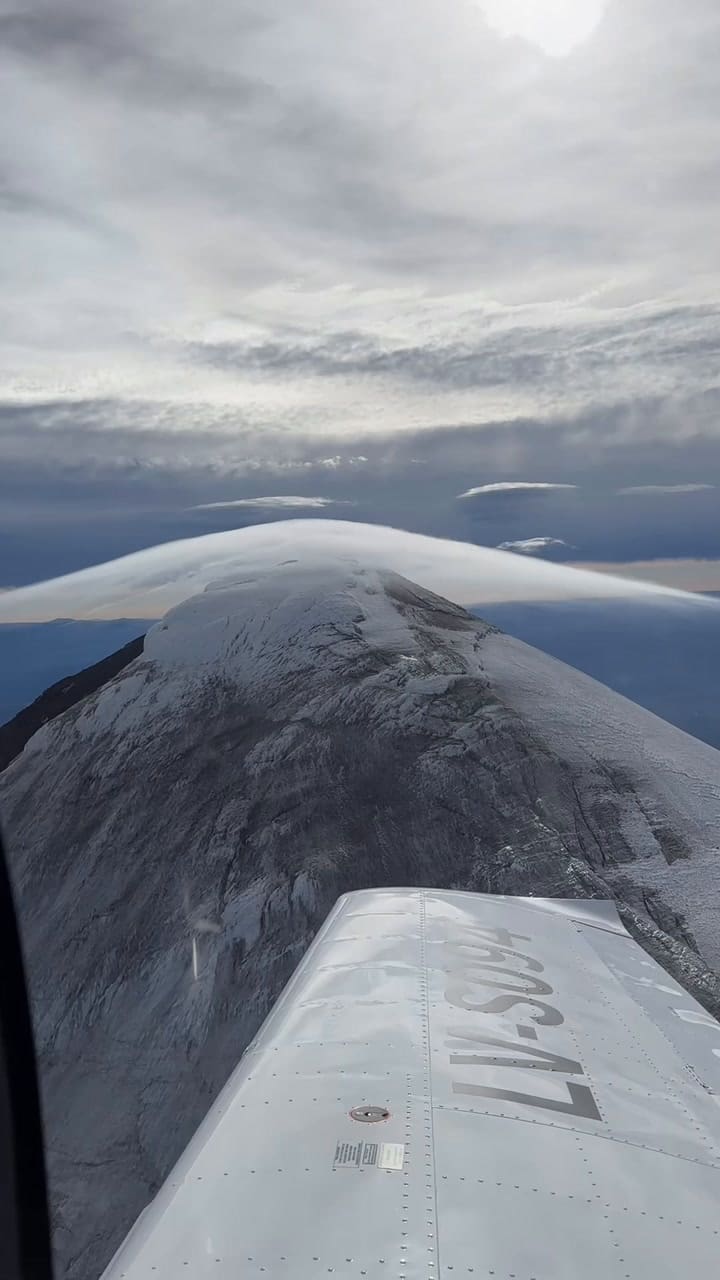 Extraña nube sobre el volcán Lanín