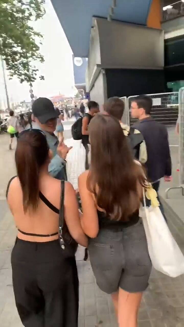 Duki se cruzó con fans en España y los sorprendió con un regalo: Video Instagram @duksisj