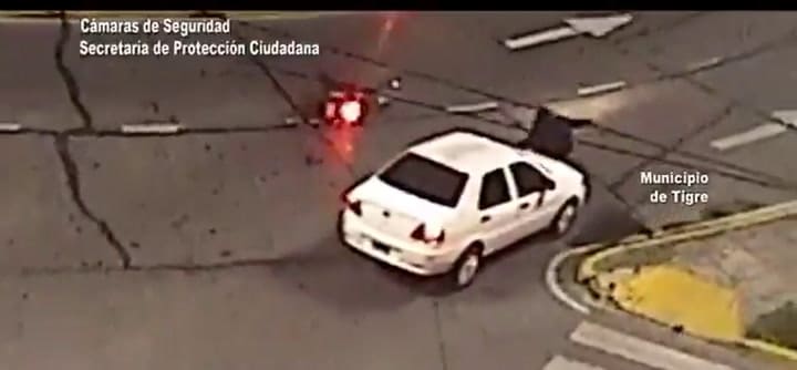Violento choque entre un auto y una moto en Tigre: el motociclista terminó en el hospital