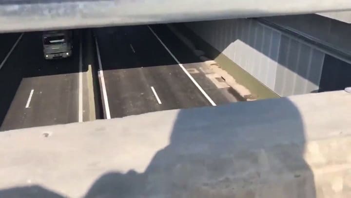 Los que trabajan en las fijaciones de baranda, completando los bulones