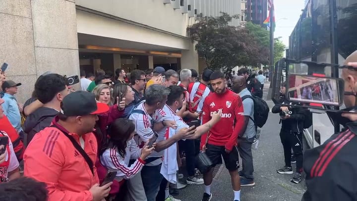 Hinchas de River, reciben a los jugadores