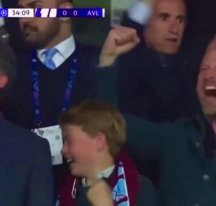 El festejo efusivo de William y su hijo Jorge en el gol del Aston Villa ante el PSG