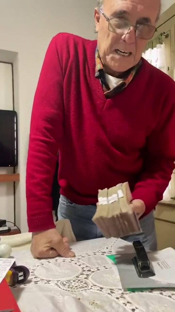 Siento tristeza': Mostró lo que su padre cobra de jubilación y se volvió viral en Tik Tok