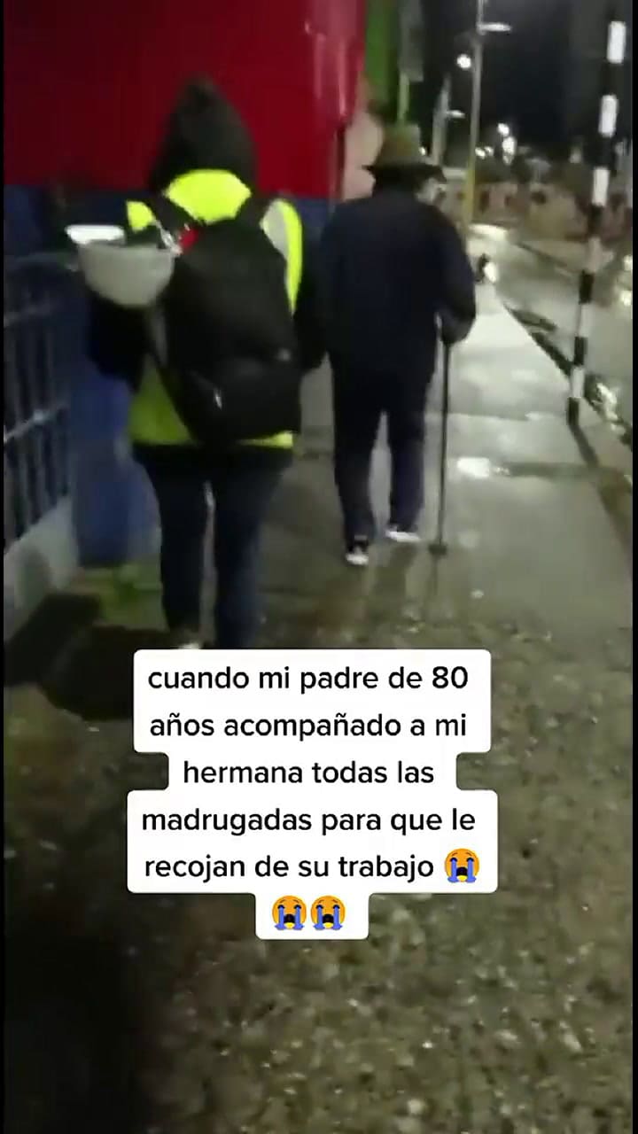 Acompaña a sus hijas durante la madrugada y se volvió viral por su gesto