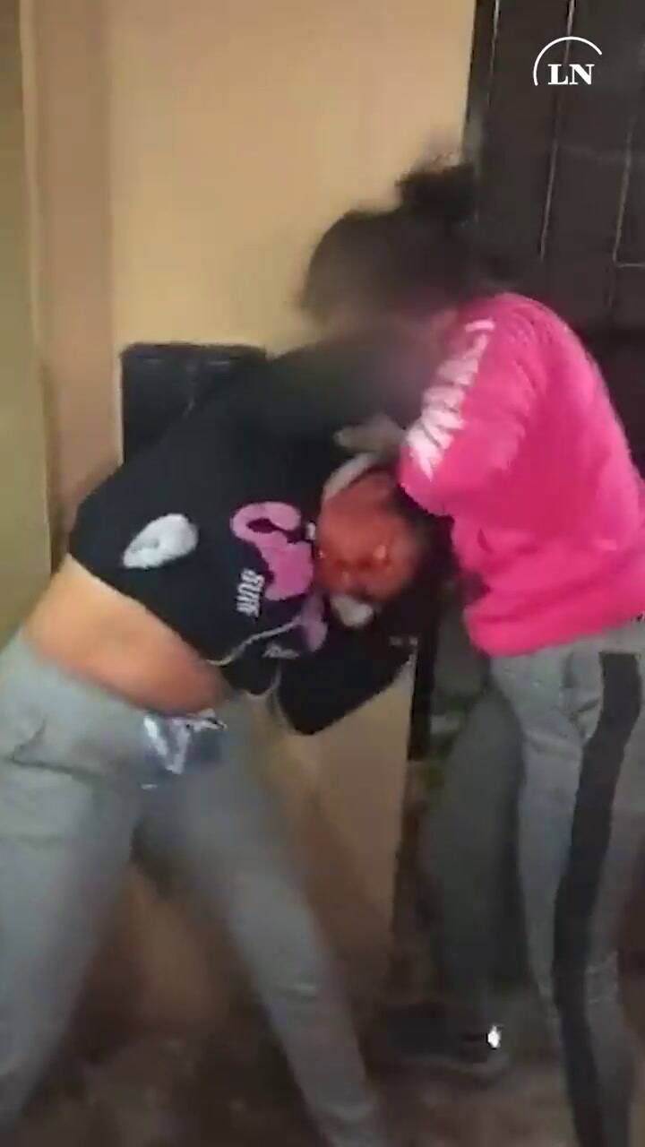 Dos mujeres se citaron a pelear, convocaron a más de 300 espectadores y la Policía los dispersó