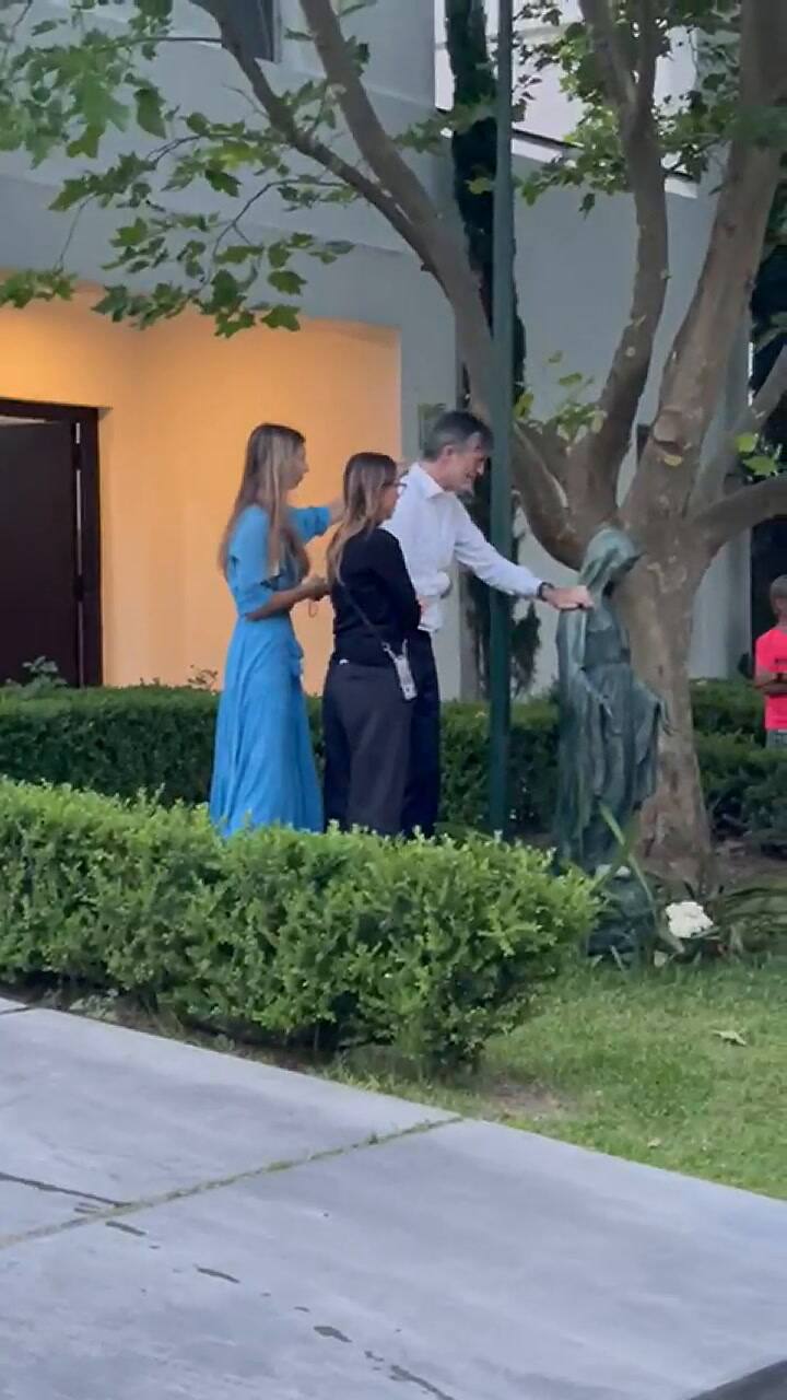 Vecinos de Esteban Bullrich lo despiden con el Himno nacional