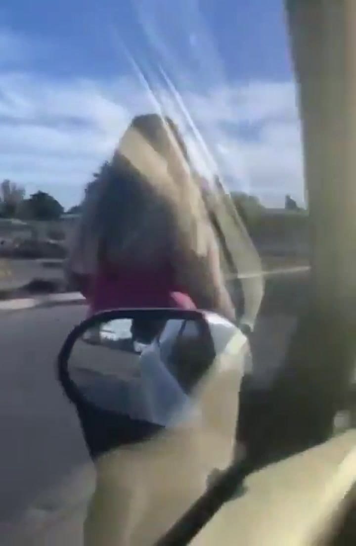 Una mujer enseña sus senos en una discusión de tránsito