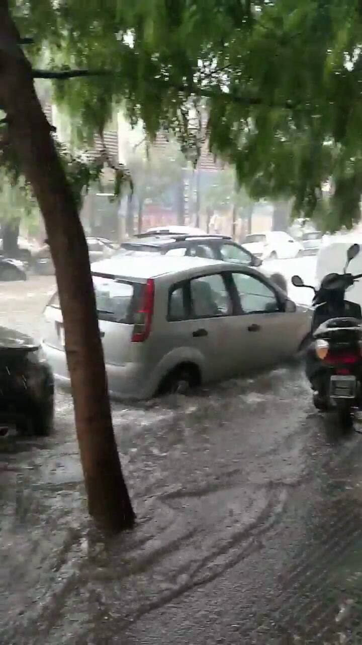 Calles desbordadas de agua en Capital Federal