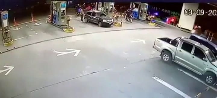 El momento en que ingresan los motochorros
