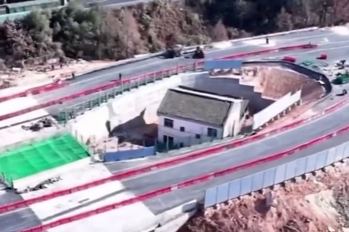 (GIF) Un abuelo rechazó US$220.000 por su casa y ahora vive atrapado en medio de una carretera en construcción