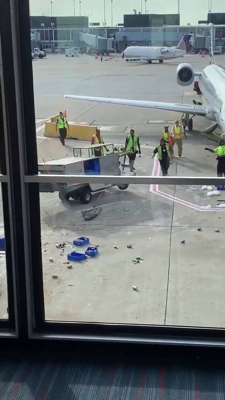Un carrito de catering fuera de control en plena pista de aterrizaje - Fuente: Twitter