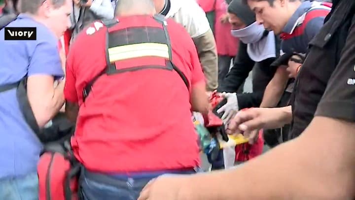 El fotógrafo fue trasladado en ambulancia