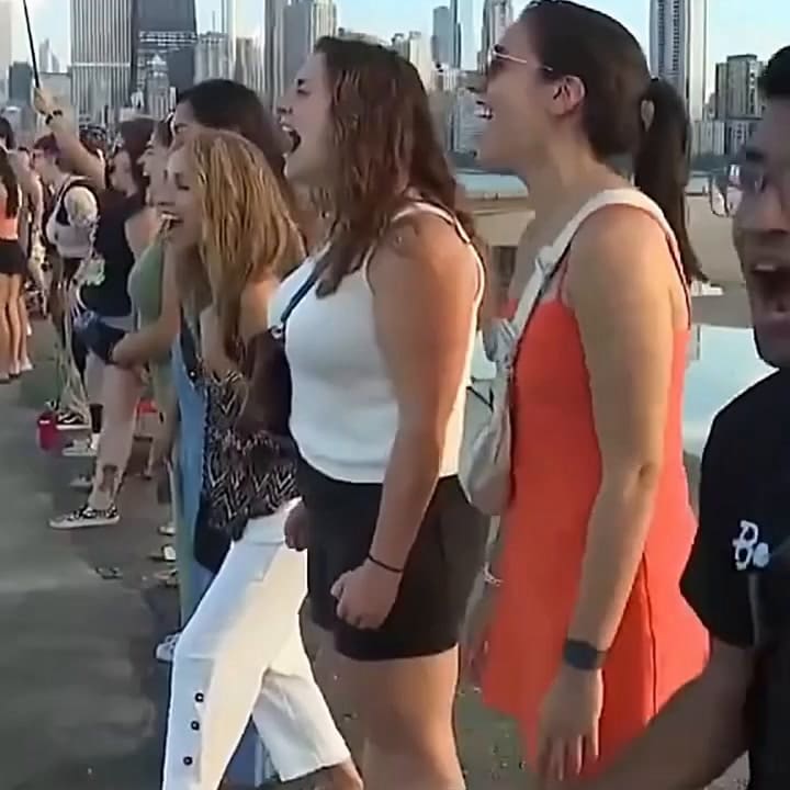 Decenas de personas se reúnen en el río en Chicago para gritar y desahogar sus emociones
