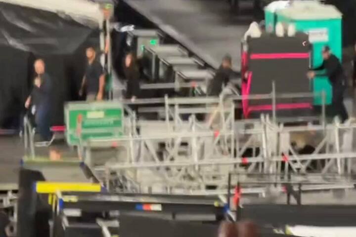 Taylor Swift entró en una caja al escenario