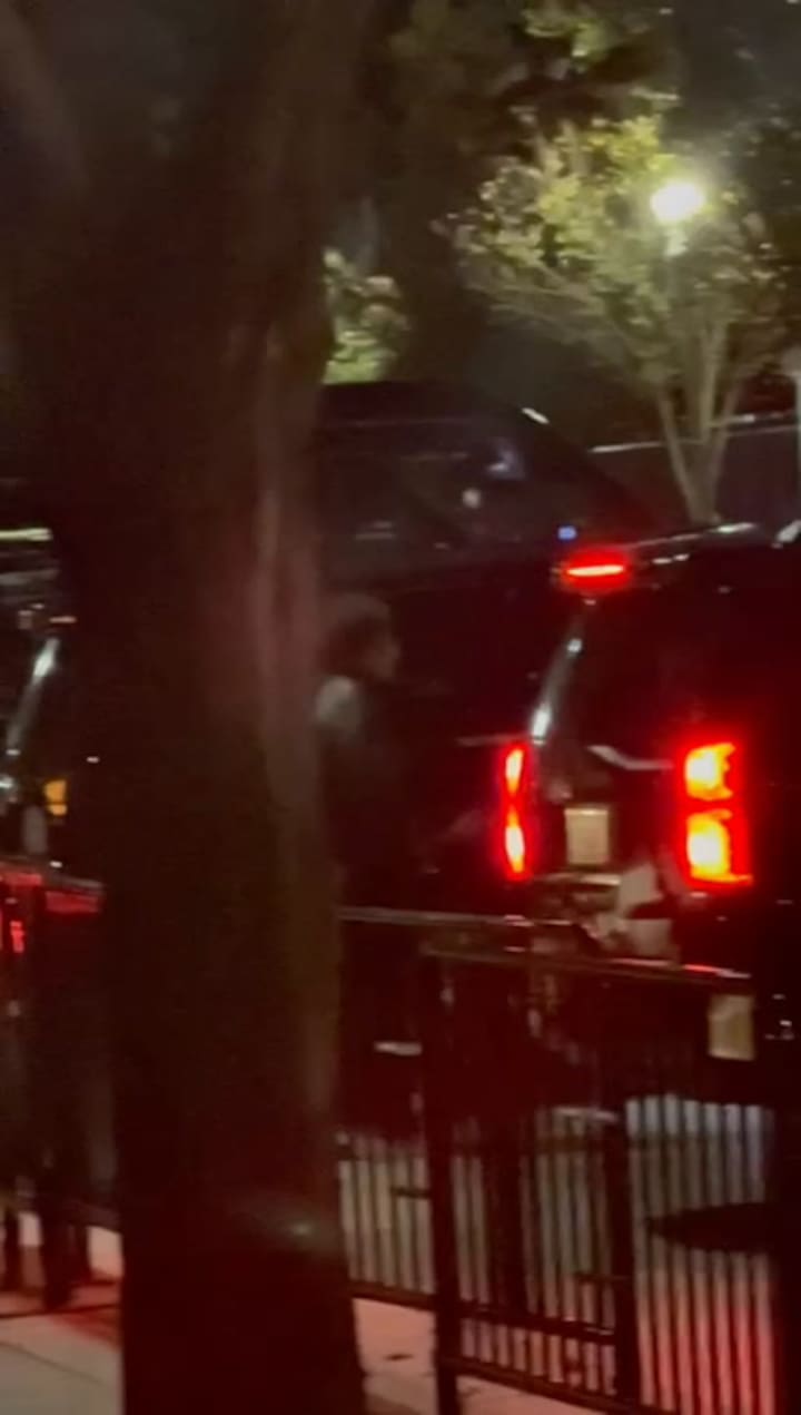 Javier Milei parte rumbo al aeropuerto y es saludo por argentinos que se acercaron a la casa donde se hospedó en Washington