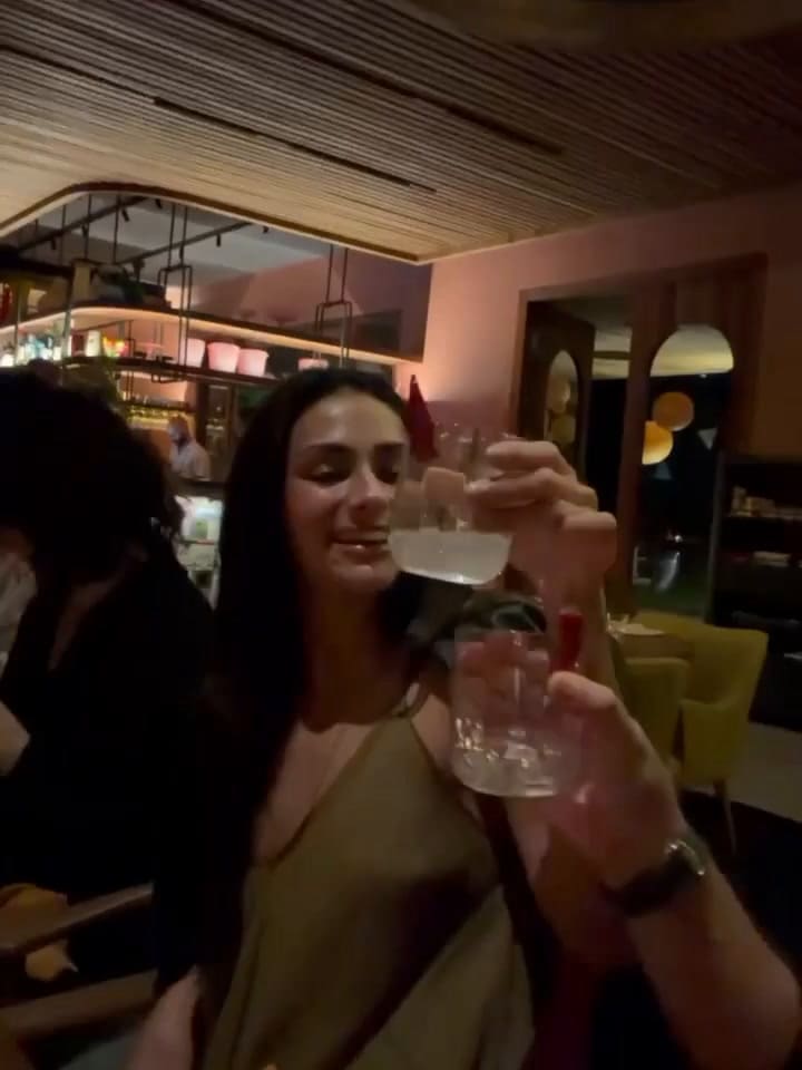 Ayuso en el cumpleaños de Renata Notni en Punta del Este