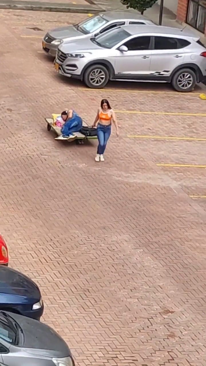 Esta es la verdadera historia del video viral de una mujer que lleva a su novio borracho en bicicleta