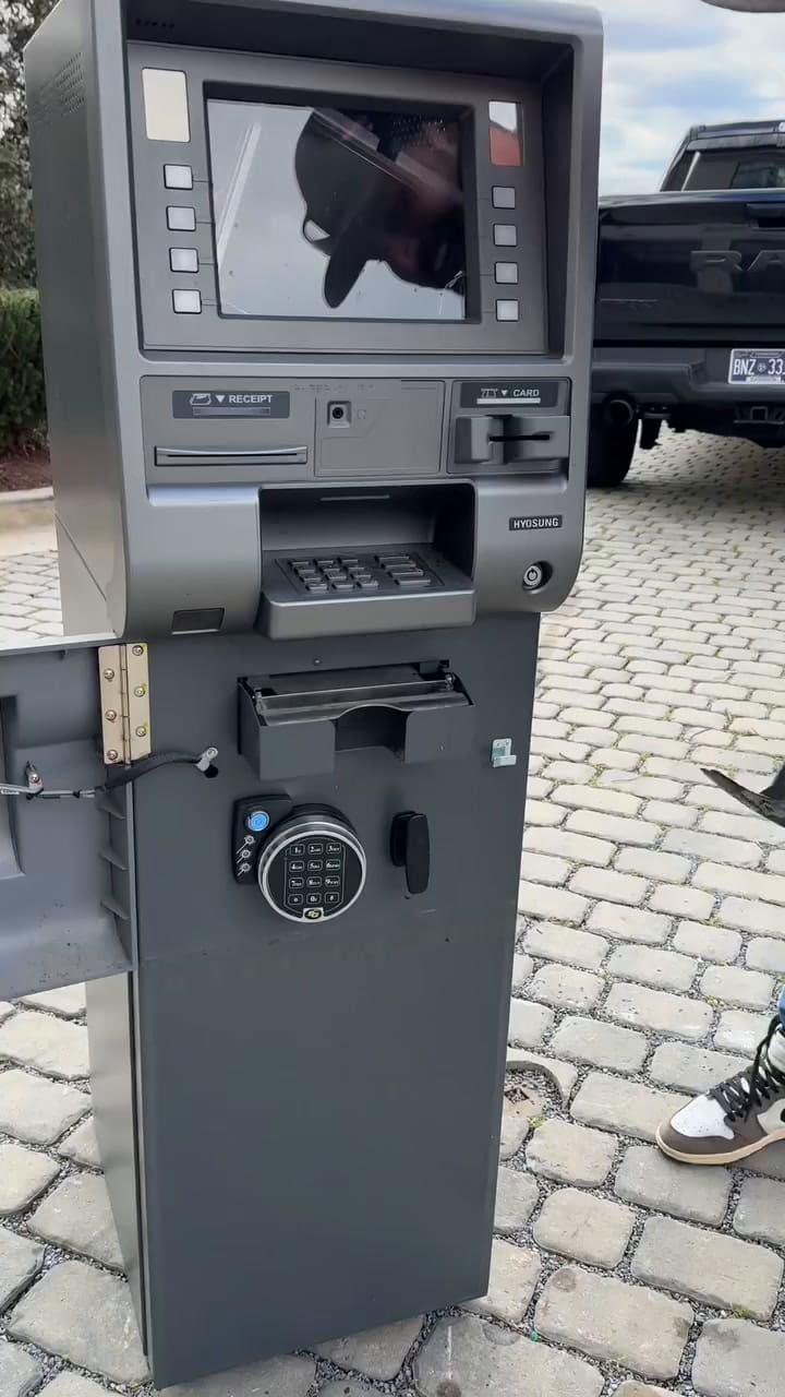 Compraron un cajero automático en una subasta y lo que había adentro los dejó fríos