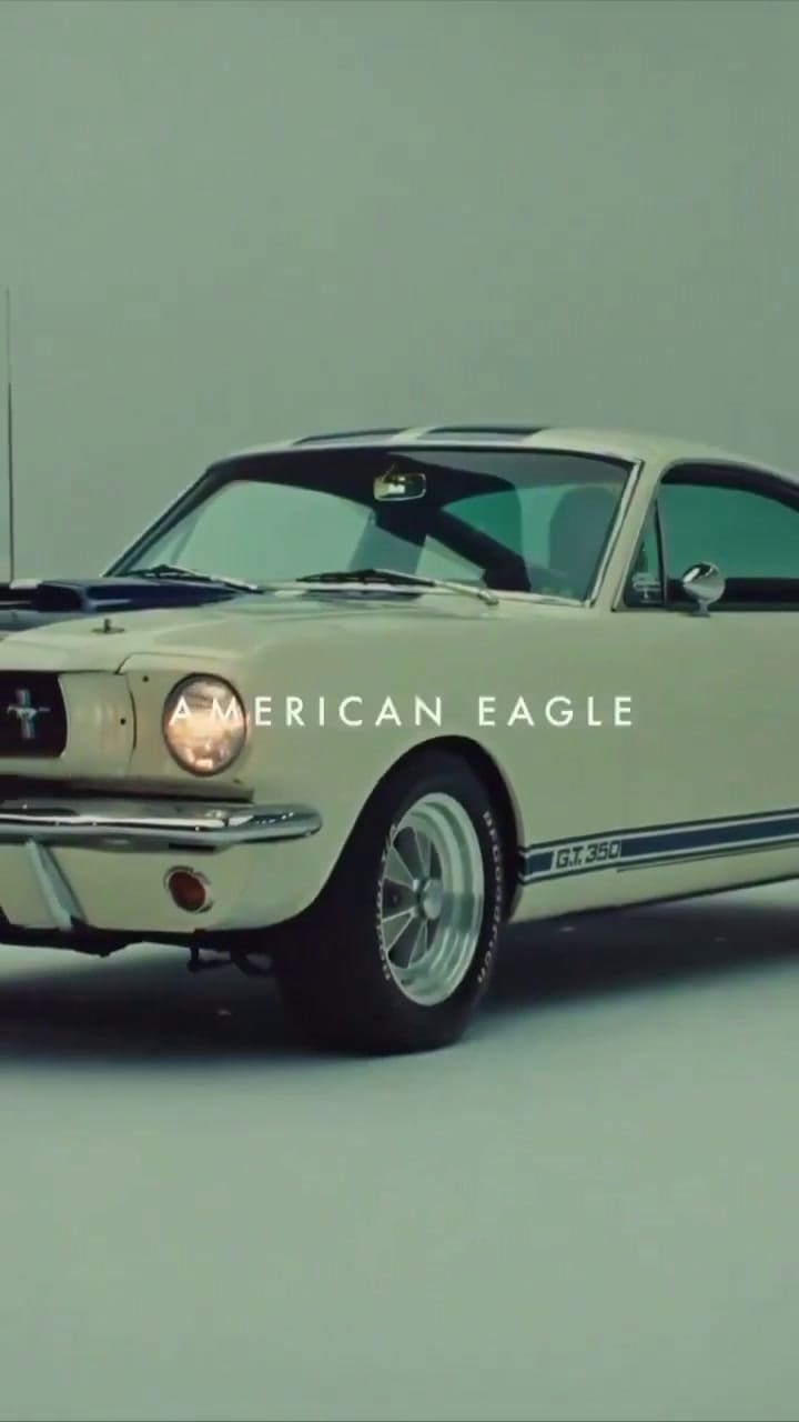 Video promocional de American Eagle donde Sydney Sweeney juega con las palabras "jeans" y "genes"
