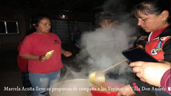 Caso Cecilia: Marcela Acuña y su hijo, César Sena, en un acto de campaña la noche del 1 de junio