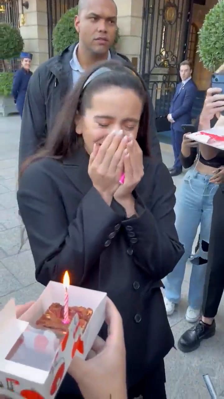 Los fans de Rosalía la sorprendieron a la salida de su hotel