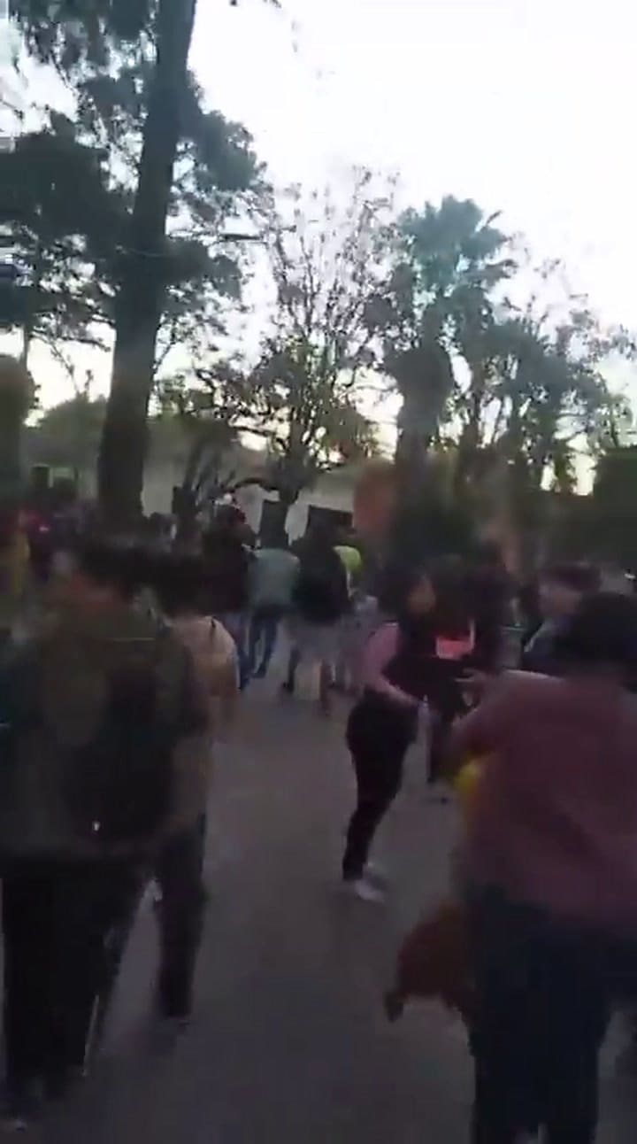 La policía intentó separar a las personas involucradas pero, por la cantidad de personas involucradas, solo lo logró cuando llegaron refuerzos.
