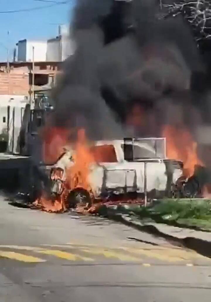 El auto que una mujer hizo arder en llamas después de una discusión con su expareja