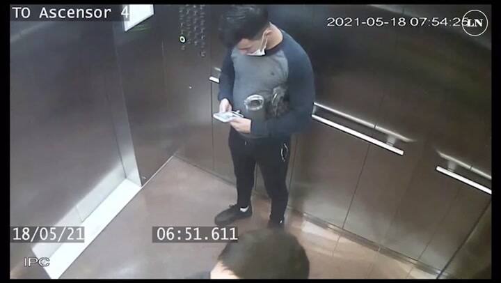 Uno de los ladrones saliendo de su departamento de Puerto Madero el día que terminó detenido